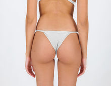 Charger l'image dans la galerie, Model Back: Rio De Sol Bas Bottom Shimmer-White California