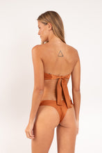 Charger l'image dans la galerie, Model Back: Rio De Sol Ensemble Set Shimmer-Nocciola Mavi Nara