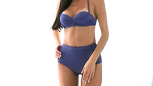Charger et lire la vidéo dans la visionneuse de la Galerie, Video: Rio De Sol Bas Calcinha Radiante Azul Marinho Hot Pant