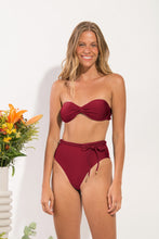 Charger l'image dans la galerie, Model Front: Rio De Sol Bas Bottom Shimmer-Divino Belted-High-Waist
