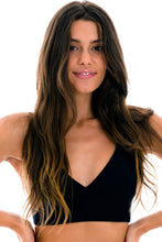 Charger l'image dans la galerie, Gallery: Rio De Sol Haut Top Cotele-Preto Tri-Tank
