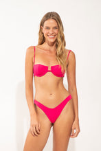 Charger l'image dans la galerie, Model Front: Wednesday In Hawaii By Rio De Sol Haut Top Guava Shell

