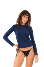 Charger l'image dans la galerie, Model Front: Rio De Sol Haut Navy Rash-Guard
