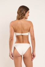 Charger l'image dans la galerie, Model Back: Rio De Sol Ensemble Set Sand-Chantilly Sara Essential-Comfy
