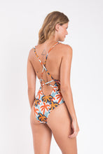 Charger l'image dans la galerie, Model Back: Rio De Sol Une Pièce Kauai Sunny
