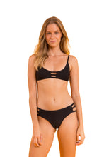 Charger l'image dans la galerie, Model Front: Rio De Sol Haut Top Bora-Black Bra-Trio
