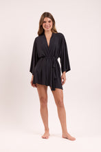 Charger l'image dans la galerie, Model Front: Rio De Sol Robe De Plage Black Kimono
