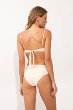 Charger l'image dans la galerie, Model Back: Rio De Sol Haut Top Malibu-Natural Zaya
