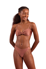 Charger l'image dans la galerie, Model Front: Rio De Sol Bas Bottom Shimmer-Copper Nice-Fio
