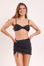 Charger l'image dans la galerie, Model Front: Rio De Sol Jupe De Page Black Mini Skirt Ruched
