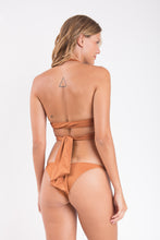 Charger l'image dans la galerie, Model Back: Rio De Sol Haut Top Nocciola Dune
