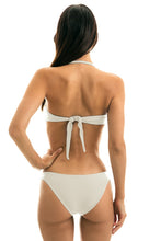 Charger l'image dans la galerie, Model Back: Rio De Sol Bas Bottom Perola Band Comfort
