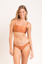 Charger l'image dans la galerie, Model Front: Rio De Sol Ensemble Set Nocciola Bandeau-Reto High-Leg
