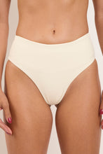 Charger l'image dans la galerie, Gallery: Rio De Sol Bas Bottom Off-White Hotpants
