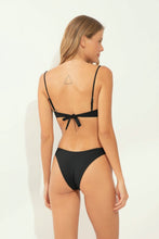 Charger l'image dans la galerie, Model Back: Wednesday In Hawaii By Rio De Sol Haut Top Lava Shell
