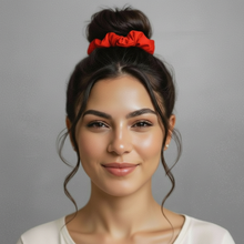 Charger l'image dans la galerie, Model Front: Rio De Sol Chouchou Rouge Scrunchie
