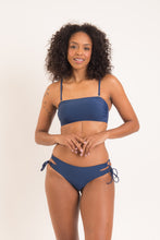 Charger l&#39;image dans la galerie, Model Front: Rio De Sol Bas Bottom Navy Madrid
