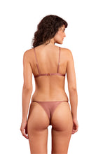 Charger l&#39;image dans la galerie, Model Back: Rio De Sol Bas Bottom Shimmer-Copper California
