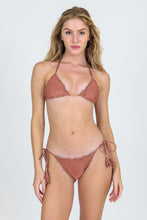Charger l&#39;image dans la galerie, Model Front: Rio De Sol Bas Bottom Shimmer-Copper Frufru-Comfy
